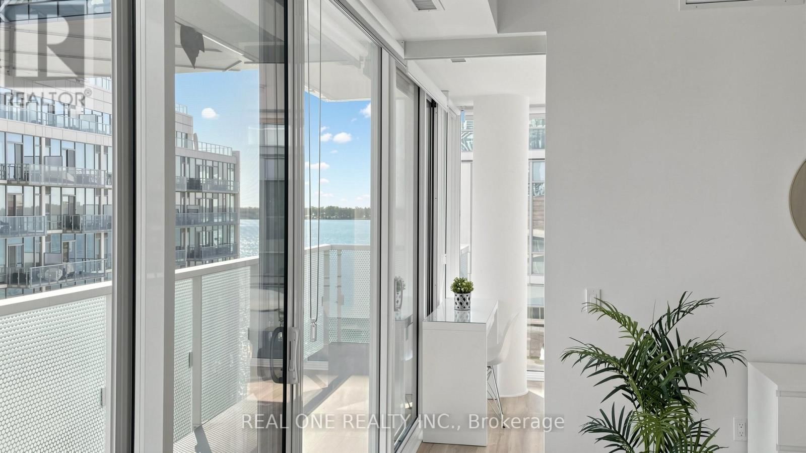 907 - 15 QUEENS QUAY EAST Image 15