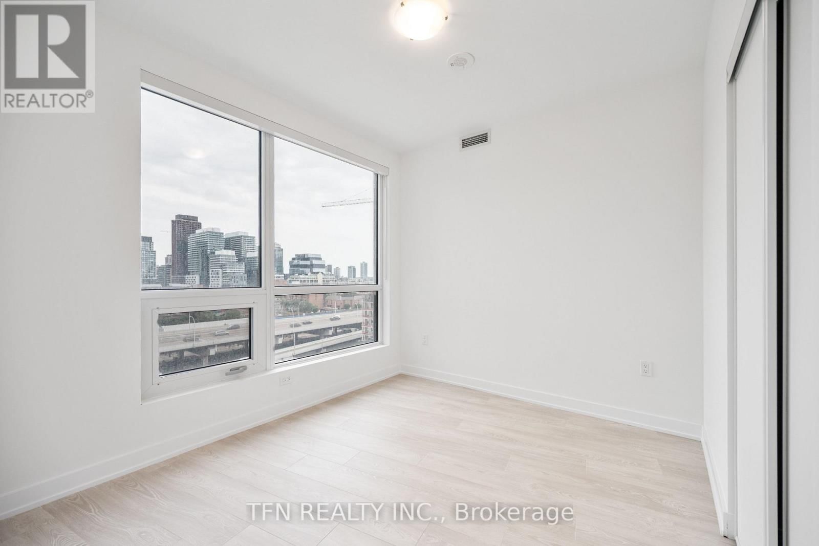 1029 - 15 RICHARDSON STREET Image 14