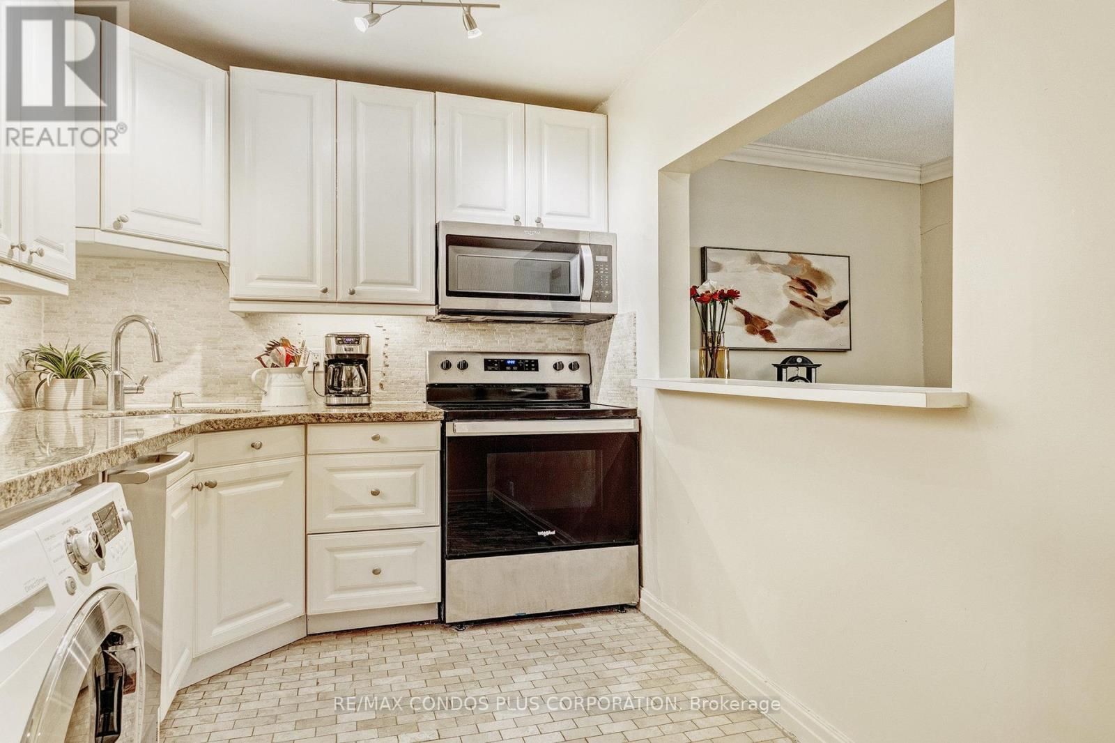 202 - 35 RAGLAN AVENUE Image 16