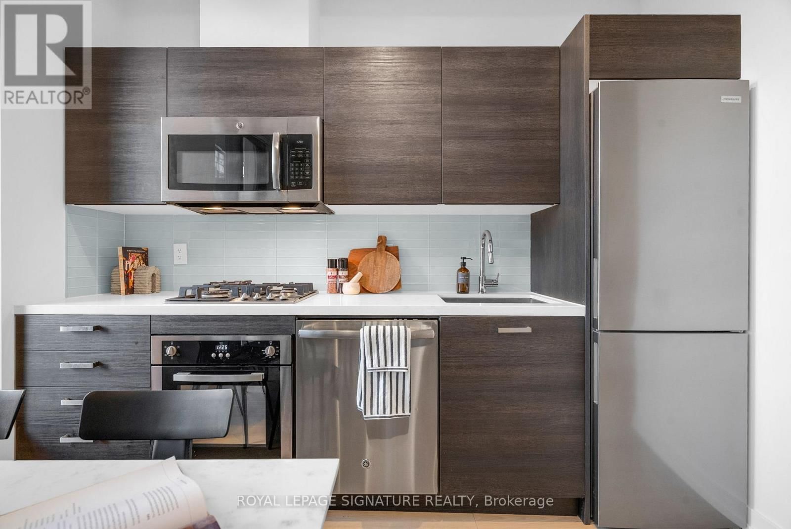 606 - 11 CHARLOTTE STREET Image 11