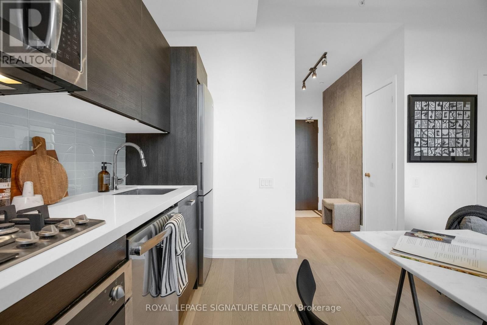 606 - 11 CHARLOTTE STREET Image 12