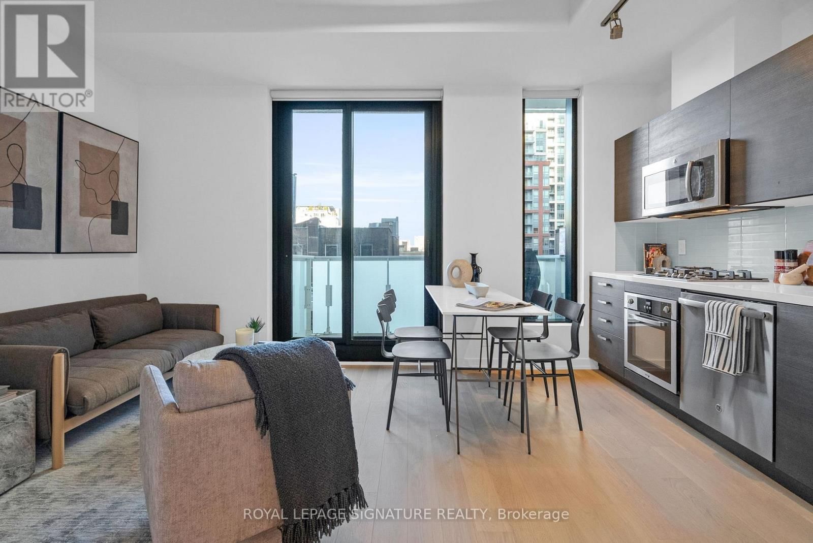 606 - 11 CHARLOTTE STREET Image 3