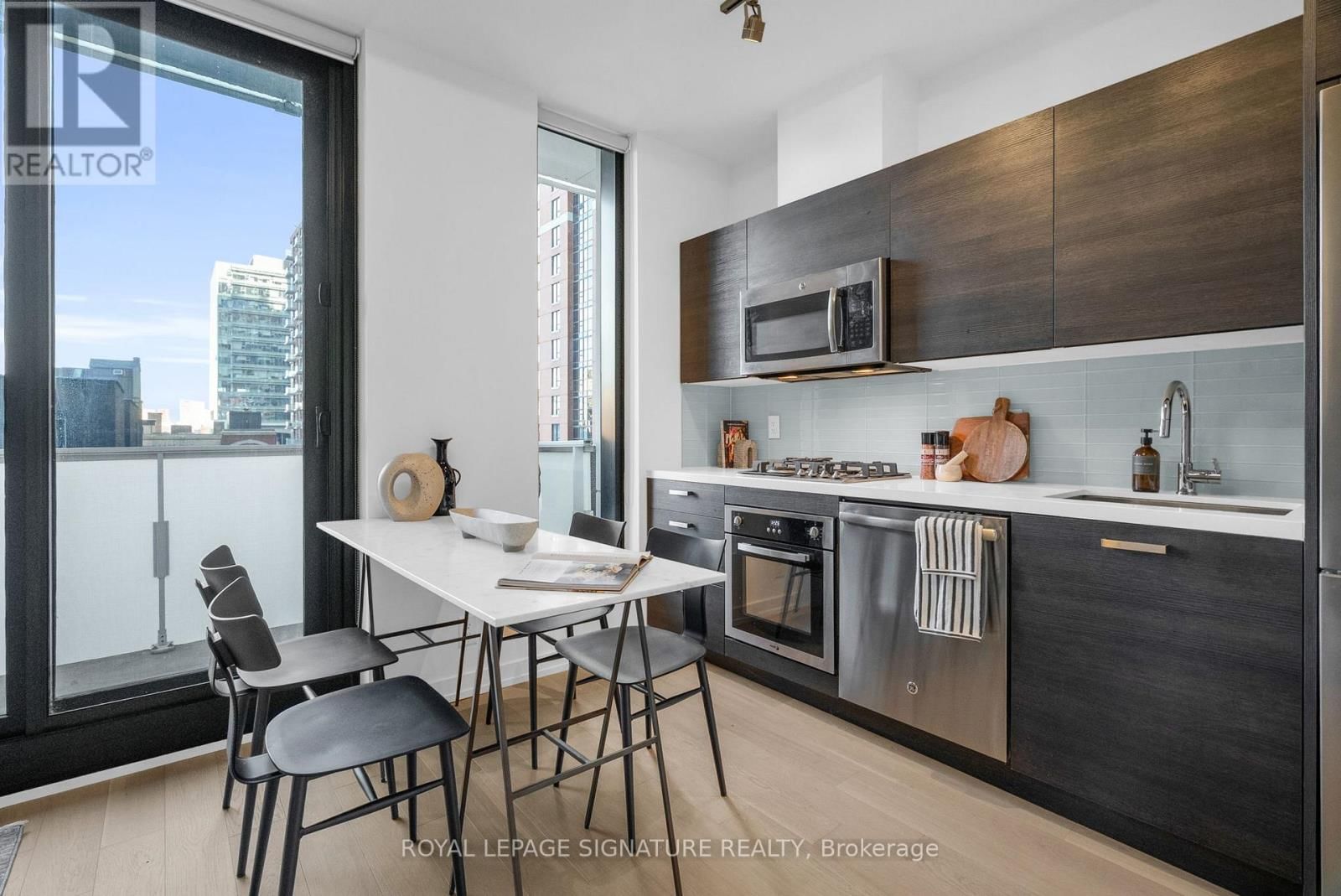 606 - 11 CHARLOTTE STREET Image 9