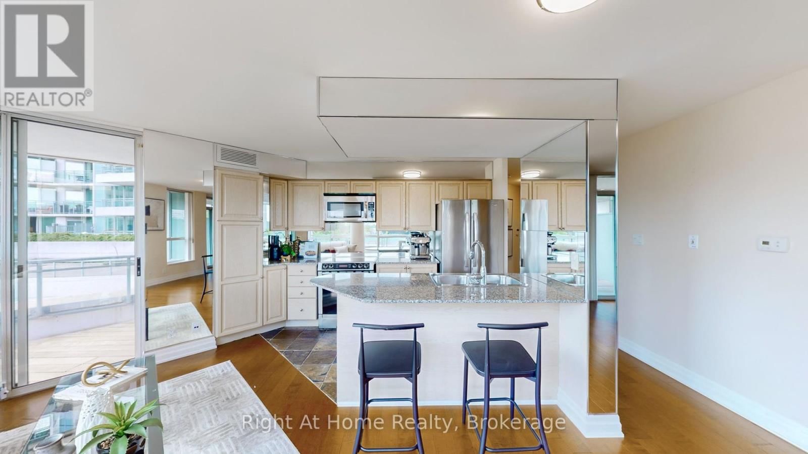 209 - 228 QUEENS QUAY WEST Image 4