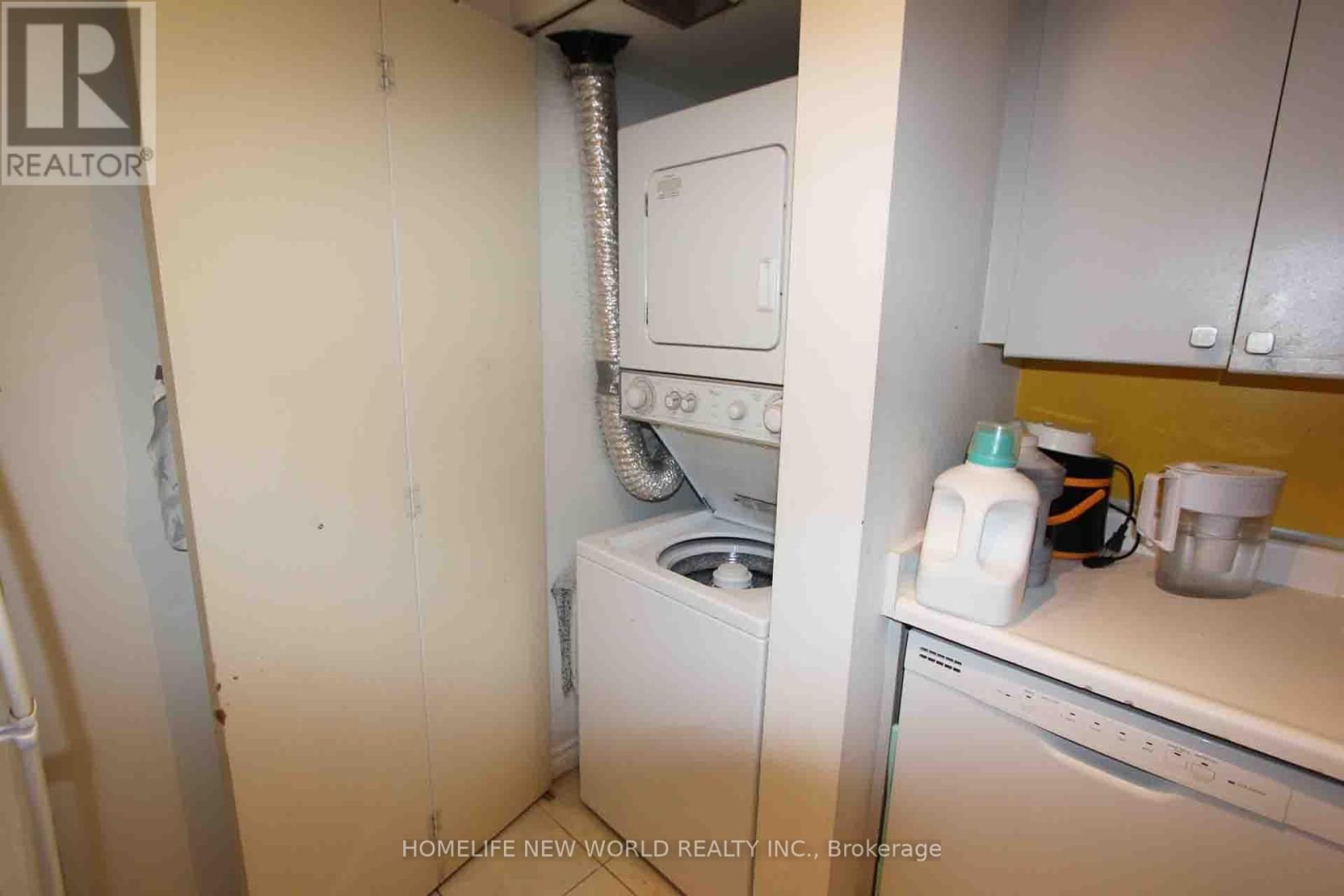 2012 - 1001 BAY STREET Image 8