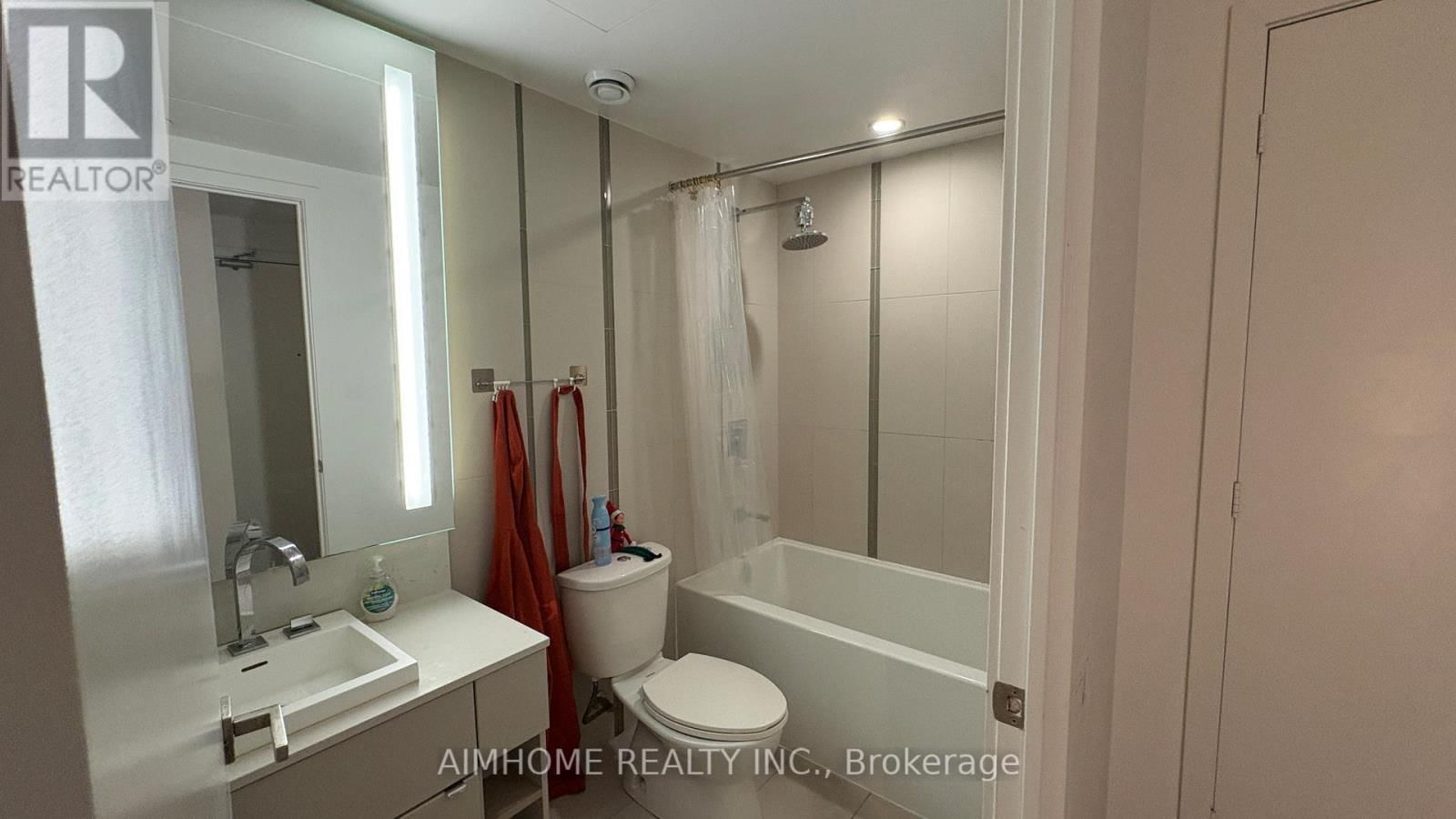 1909 - 101 PETER STREET Image 12