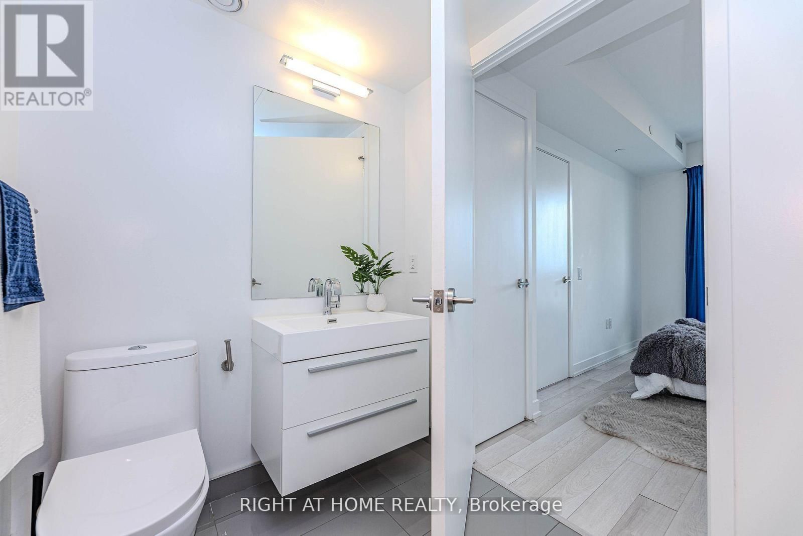 1301 - 39 ROEHAMPTON AVENUE Image 12