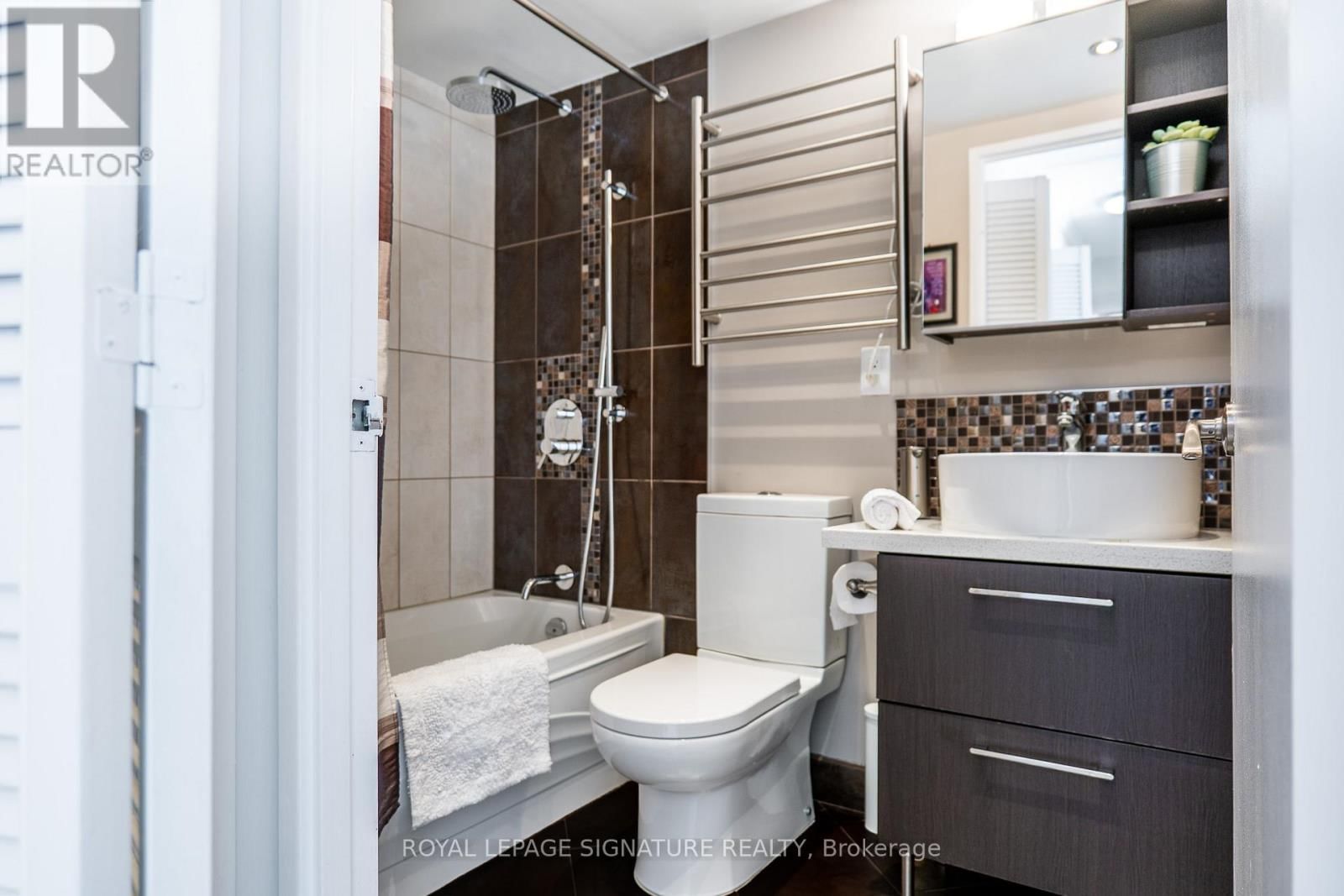 404 - 30 FASHION ROSEWAY Image 28