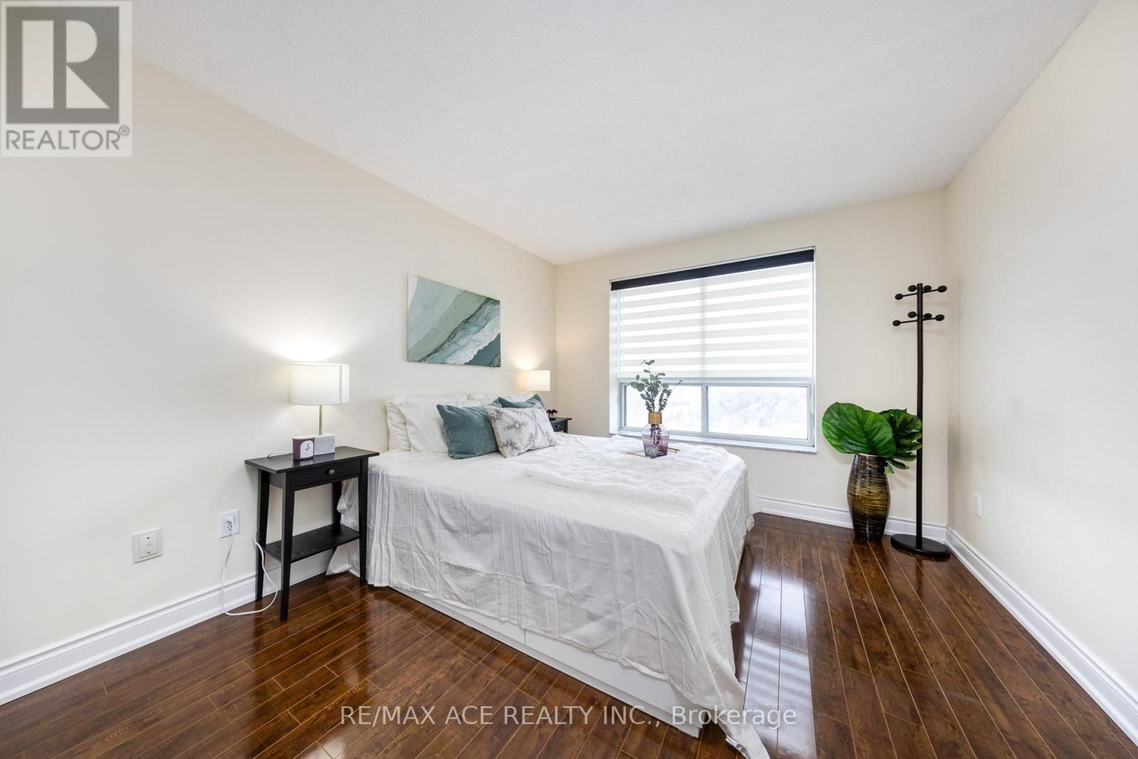 2307 - 1 PEMBERTON AVENUE Image 11