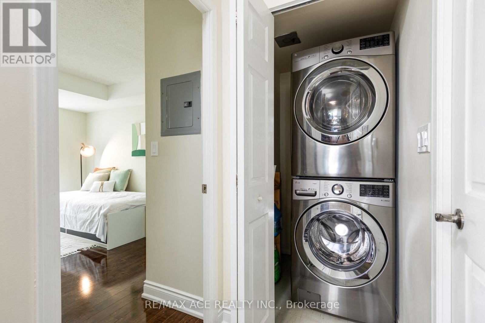 2307 - 1 PEMBERTON AVENUE Image 14