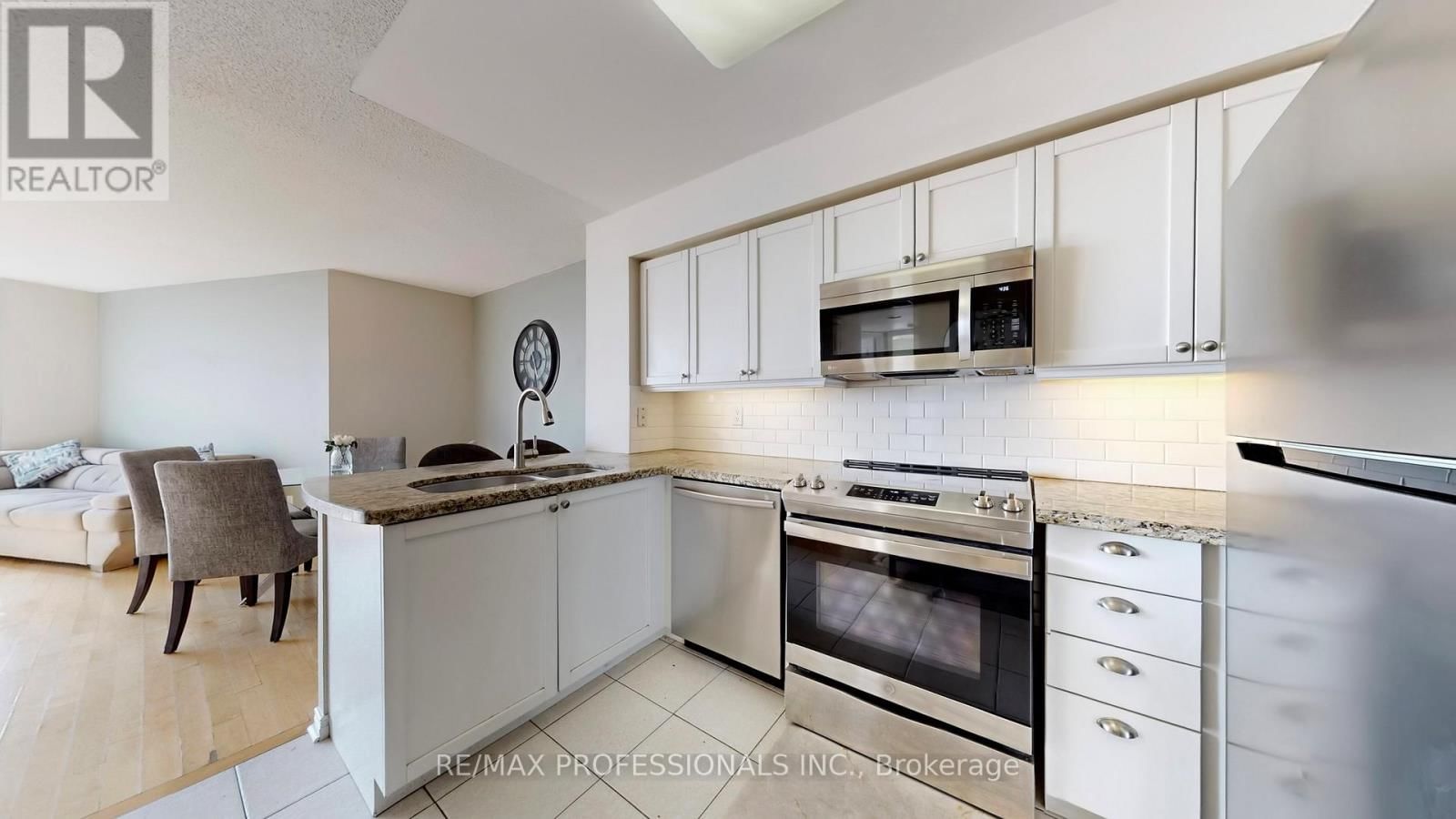 2705 - 30 HARRISON GARDEN BOULEVARD Image 2