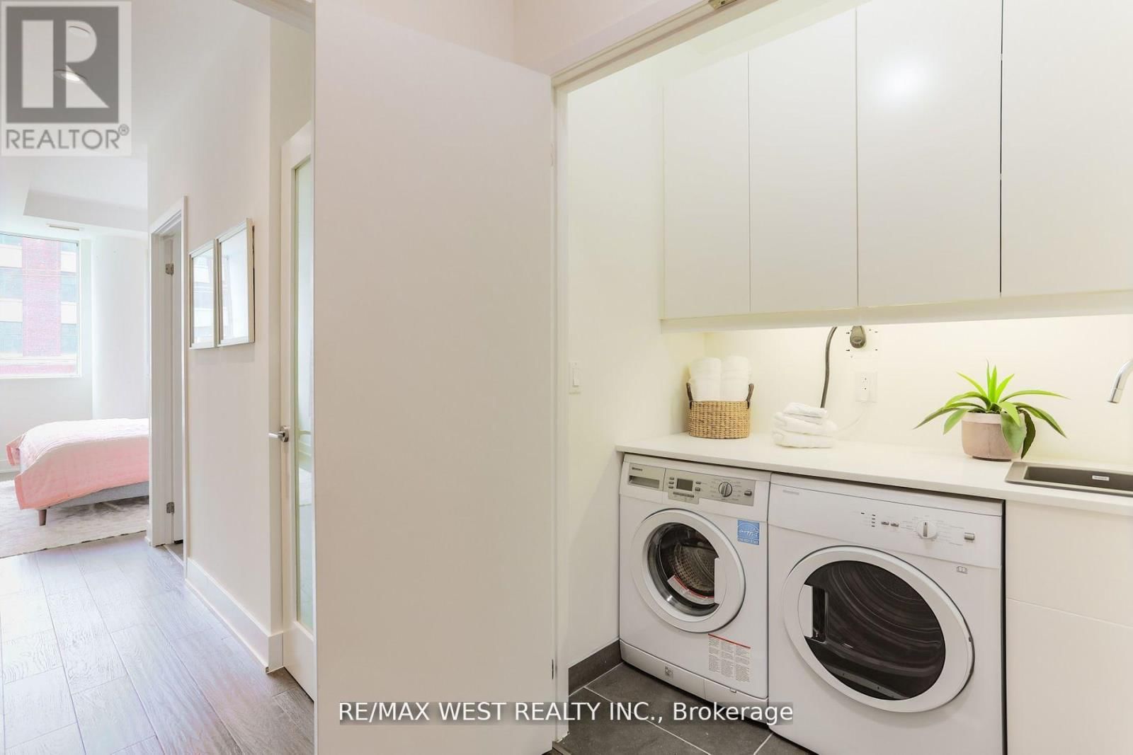 TH02 - 508 WELLINGTON STREET WEST Image 11