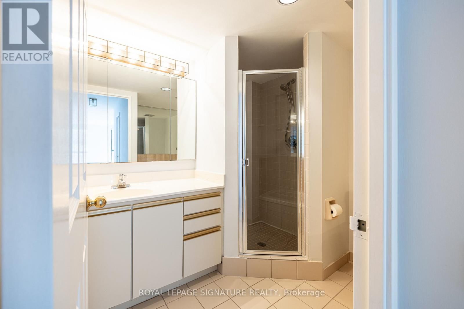 2004 - 3 CONCORDE PLACE Image 36