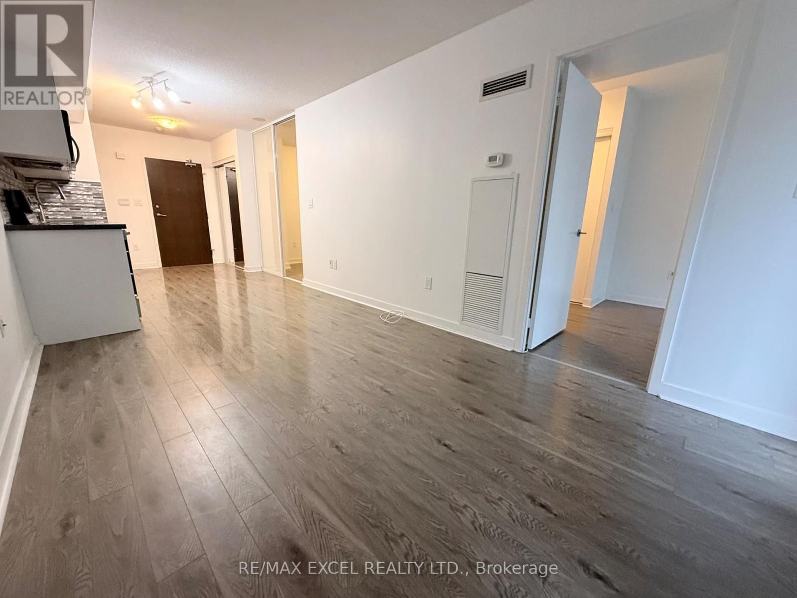 628 - 21 ICEBOAT TERRACE Image 7