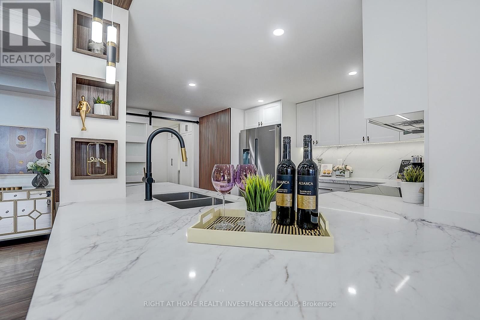 511 - 89 SKYMARK DRIVE Image 19