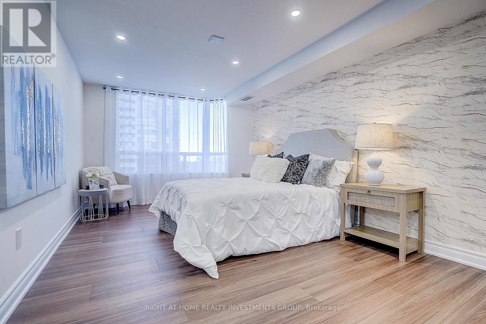 511 - 89 SKYMARK DRIVE Image 32