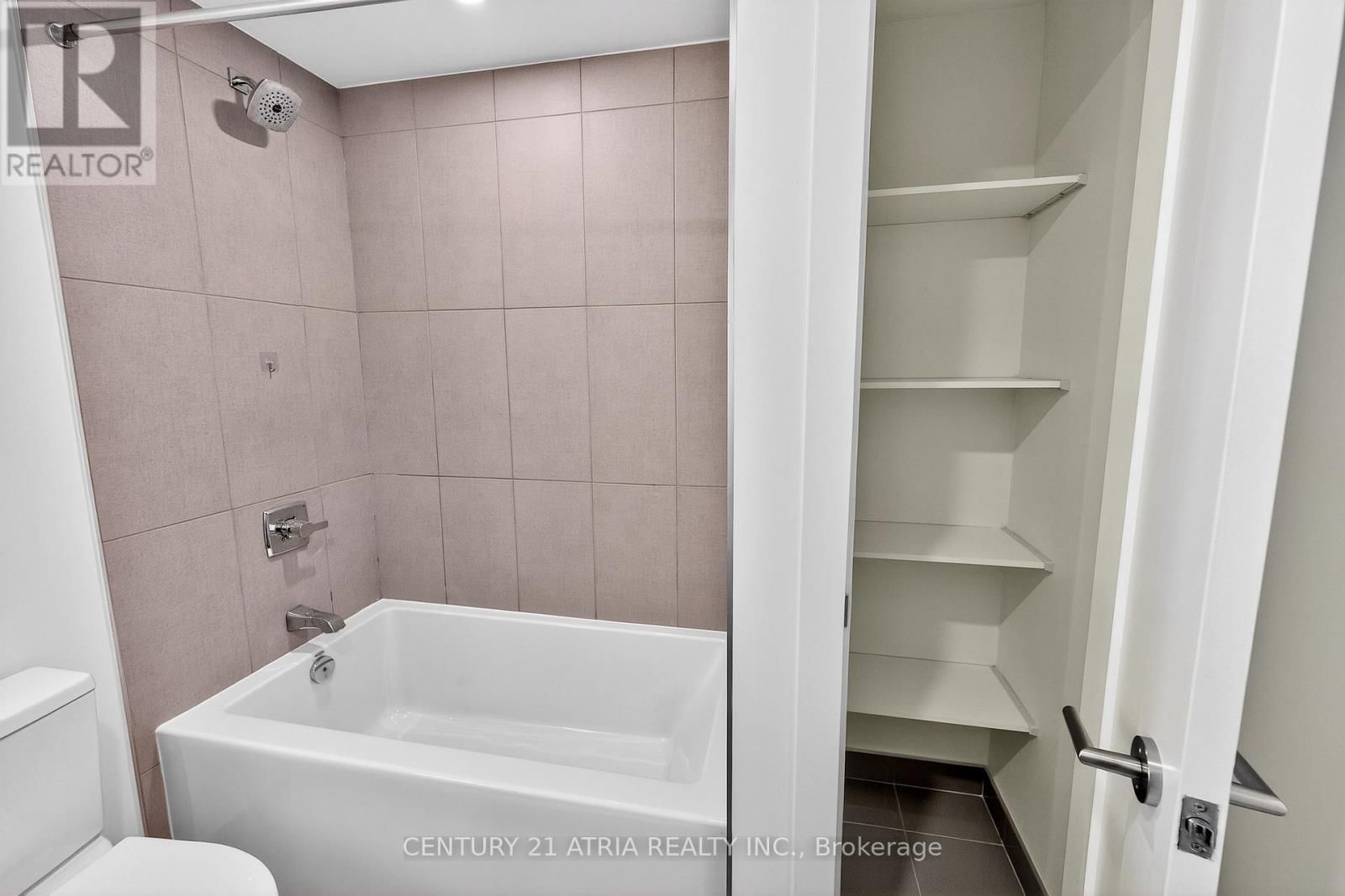 802 - 30 INN ON THE PARK DRIVE Image 29