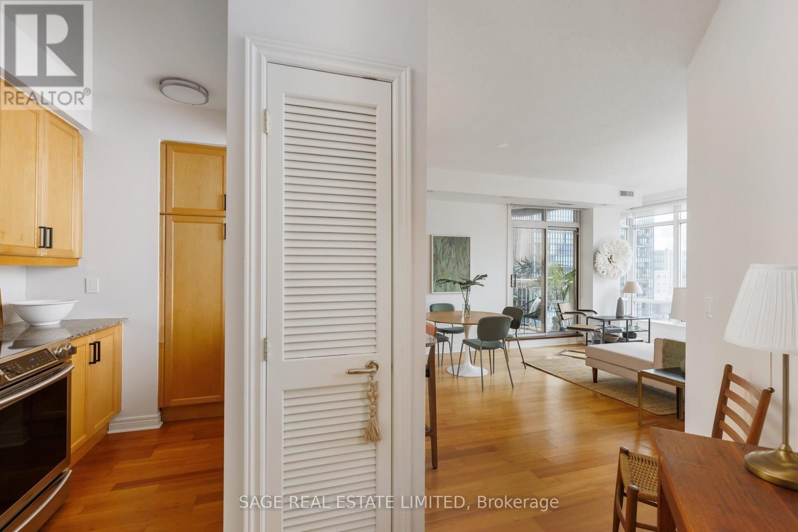 1206 - 100 HAYDEN STREET Image 3