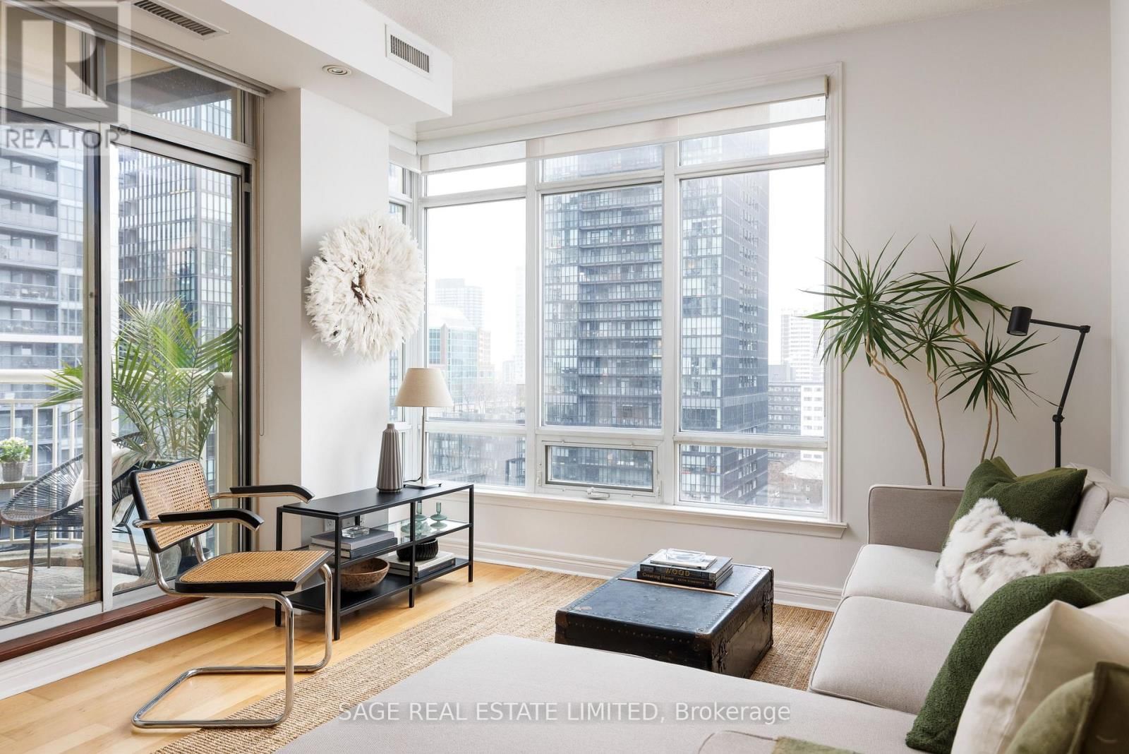 1206 - 100 HAYDEN STREET Image 8