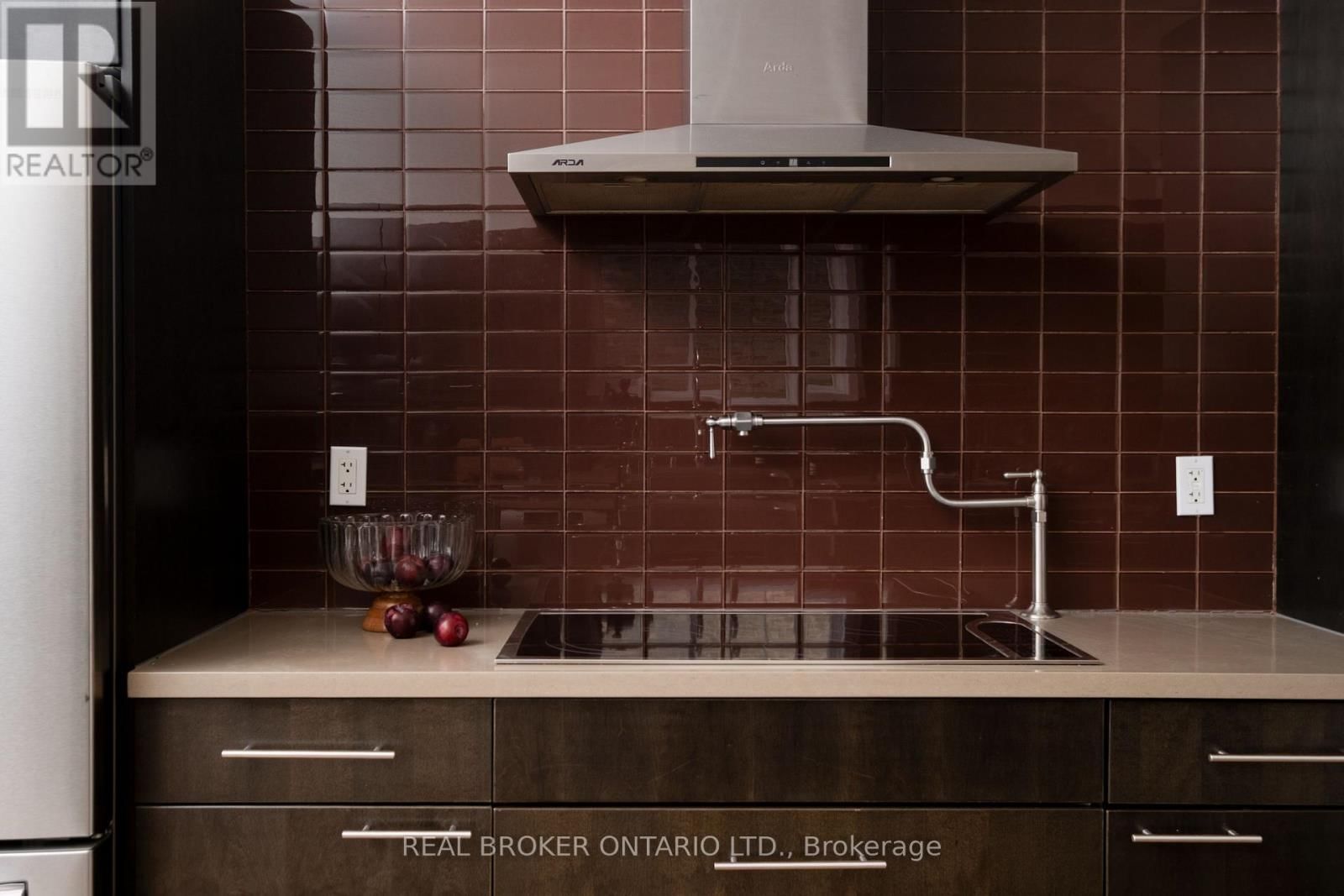 298 BERKELEY STREET Image 19