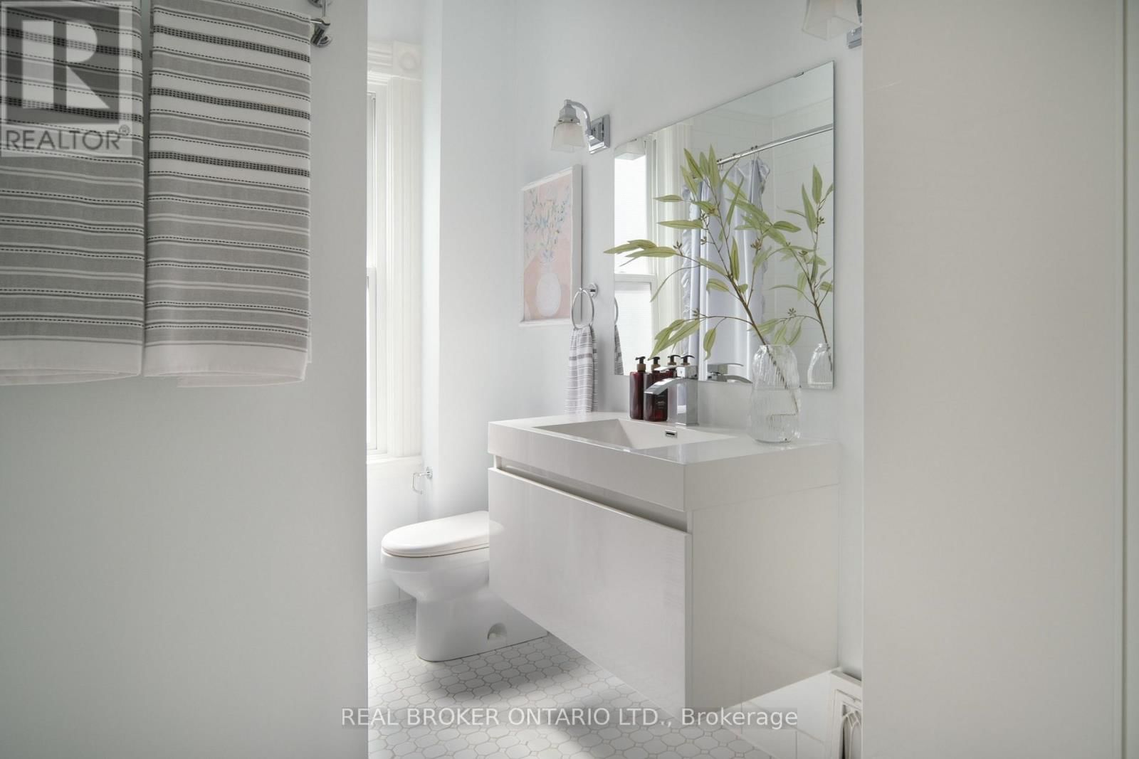 298 BERKELEY STREET Image 39