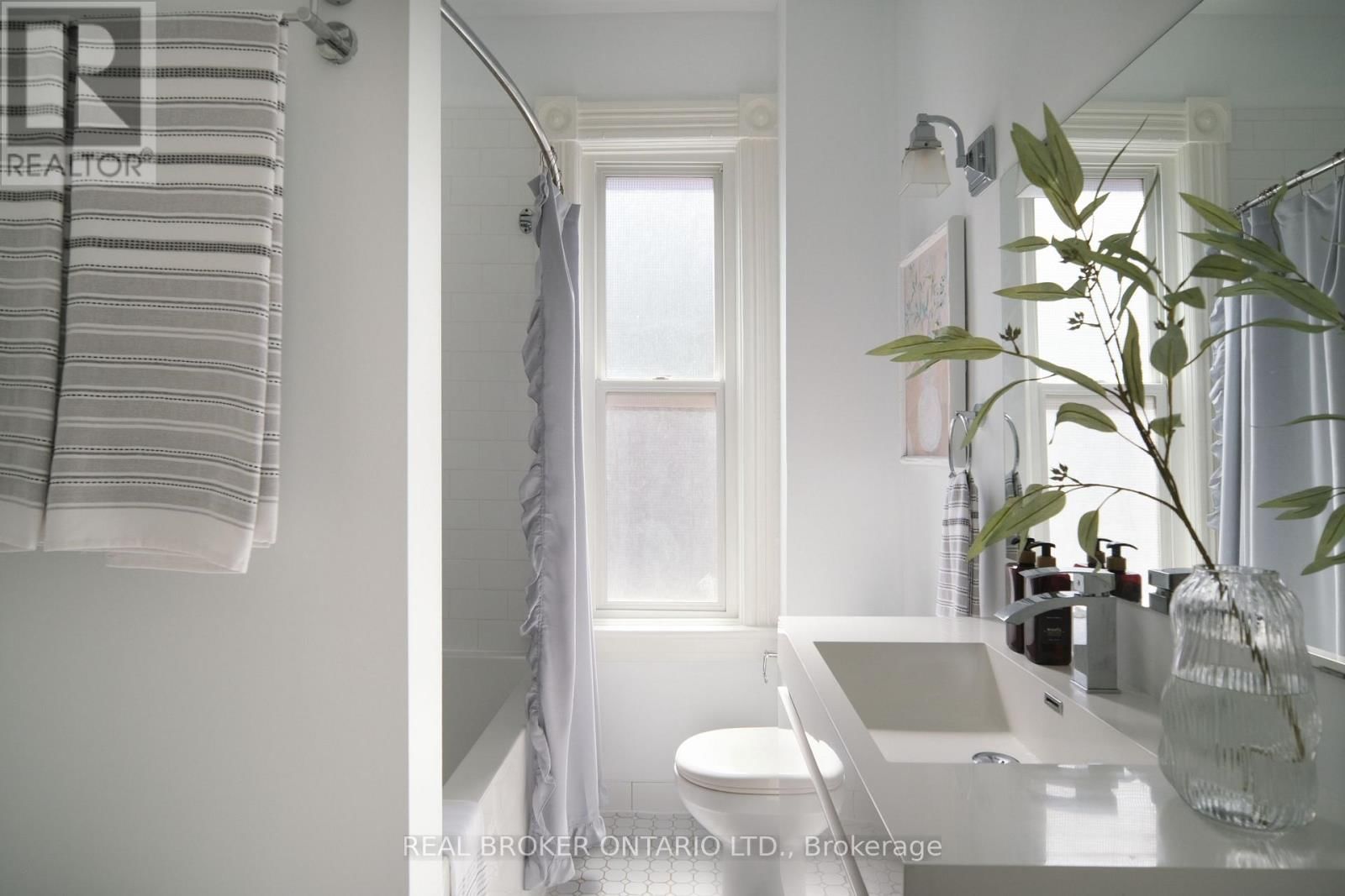 298 BERKELEY STREET Image 41