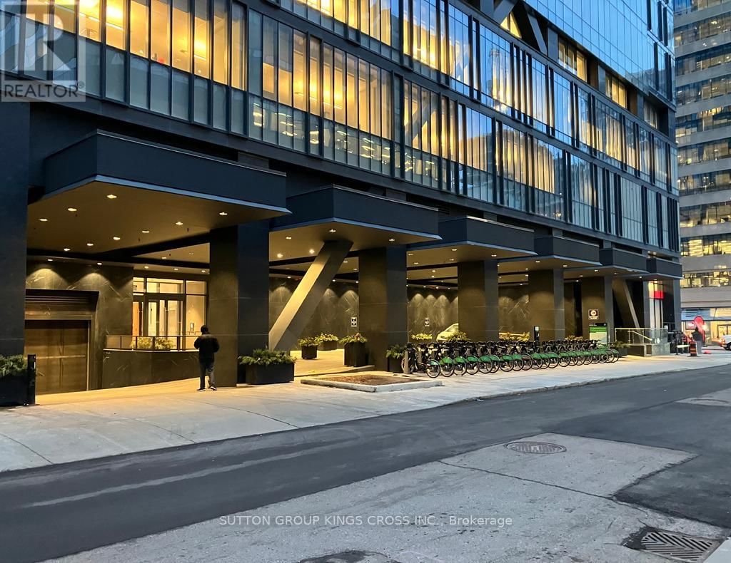 3901 - 488 UNIVERSITY AVENUE Image 1