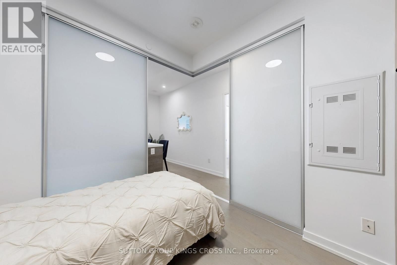 3901 - 488 UNIVERSITY AVENUE Image 23