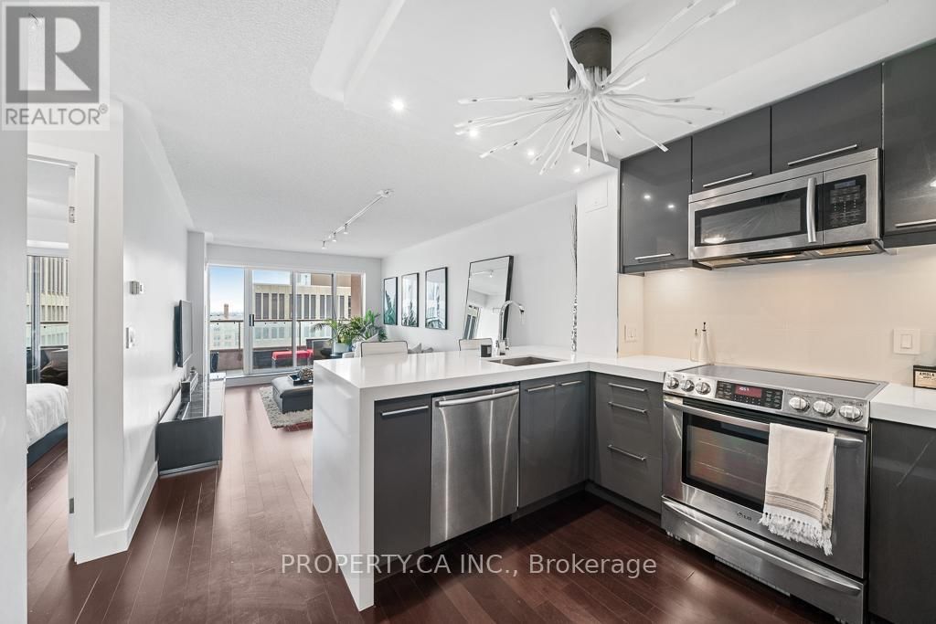 1503 - 909 BAY STREET Image 1