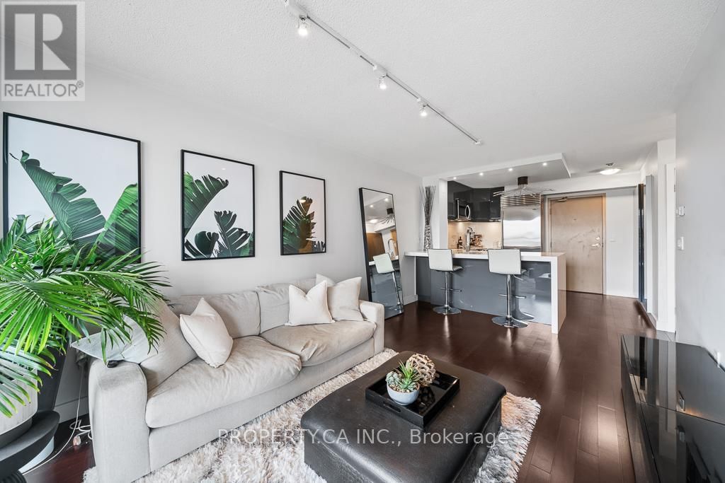 1503 - 909 BAY STREET Image 10