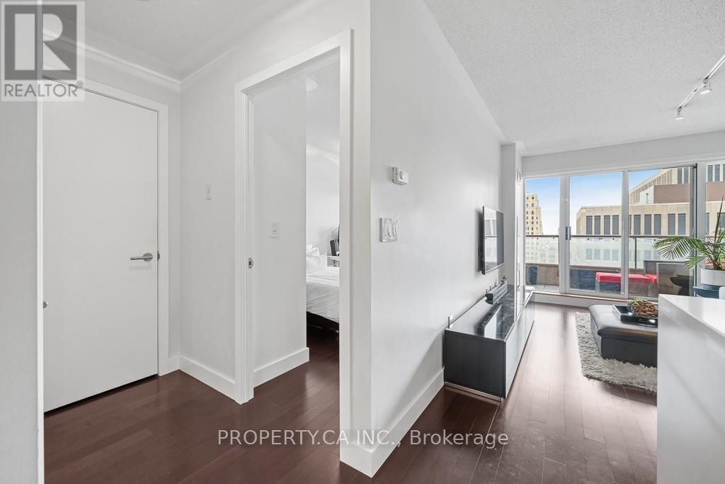 1503 - 909 BAY STREET Image 16