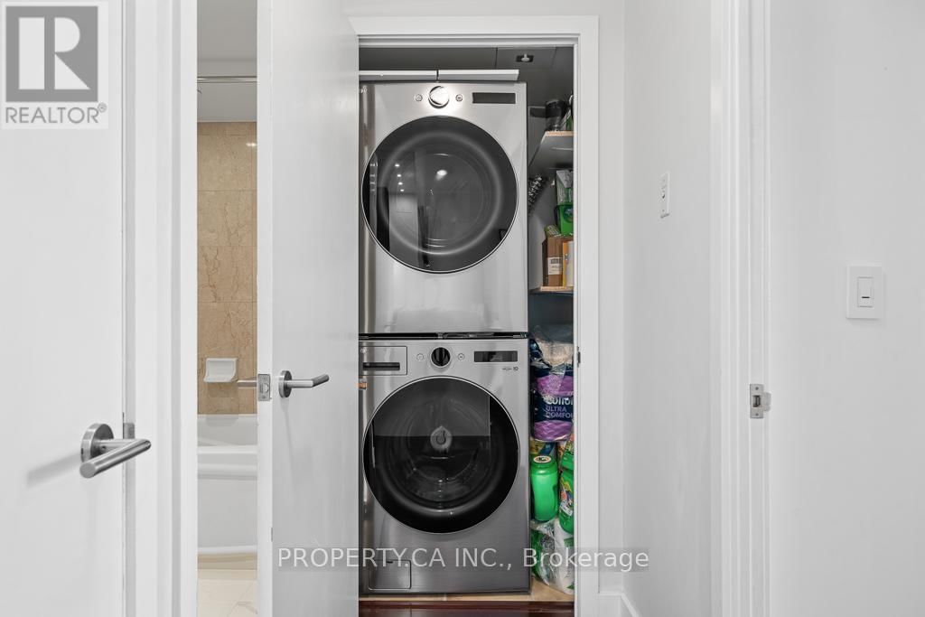 1503 - 909 BAY STREET Image 37