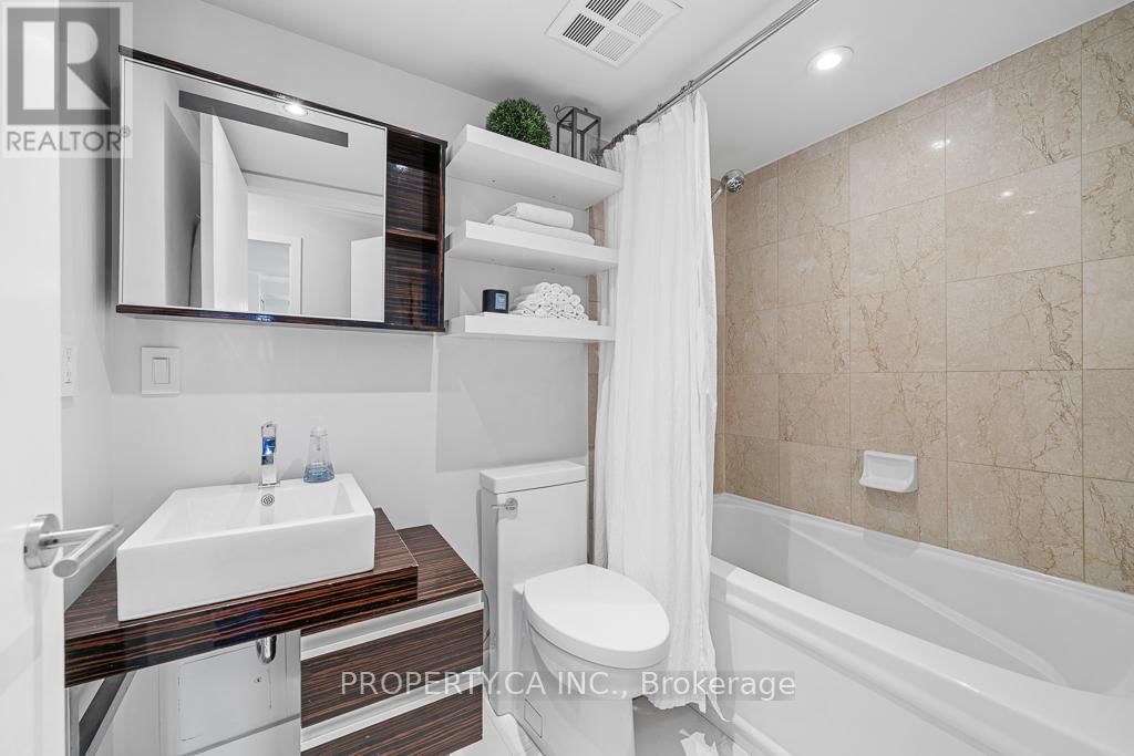 1503 - 909 BAY STREET Image 38