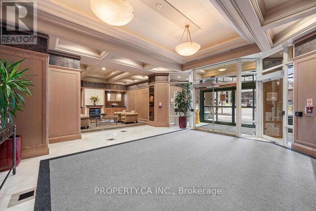 1503 - 909 BAY STREET Image 42