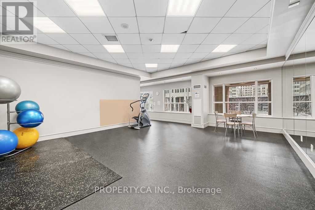 1503 - 909 BAY STREET Image 45