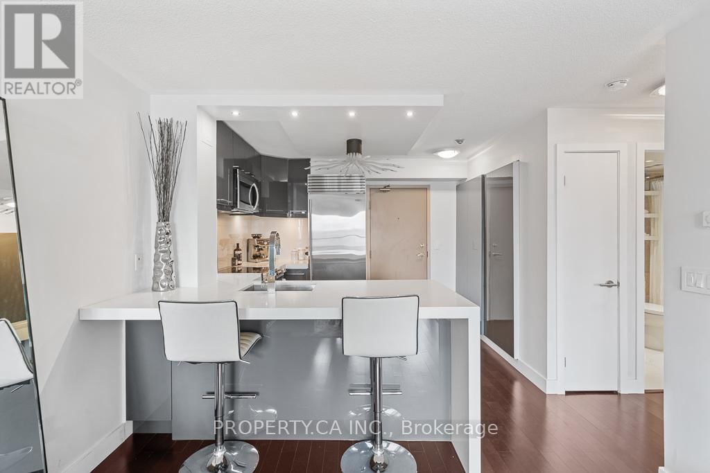 1503 - 909 BAY STREET Image 6