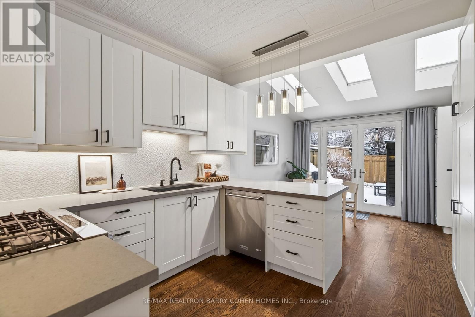 198 MACPHERSON AVENUE Image 16