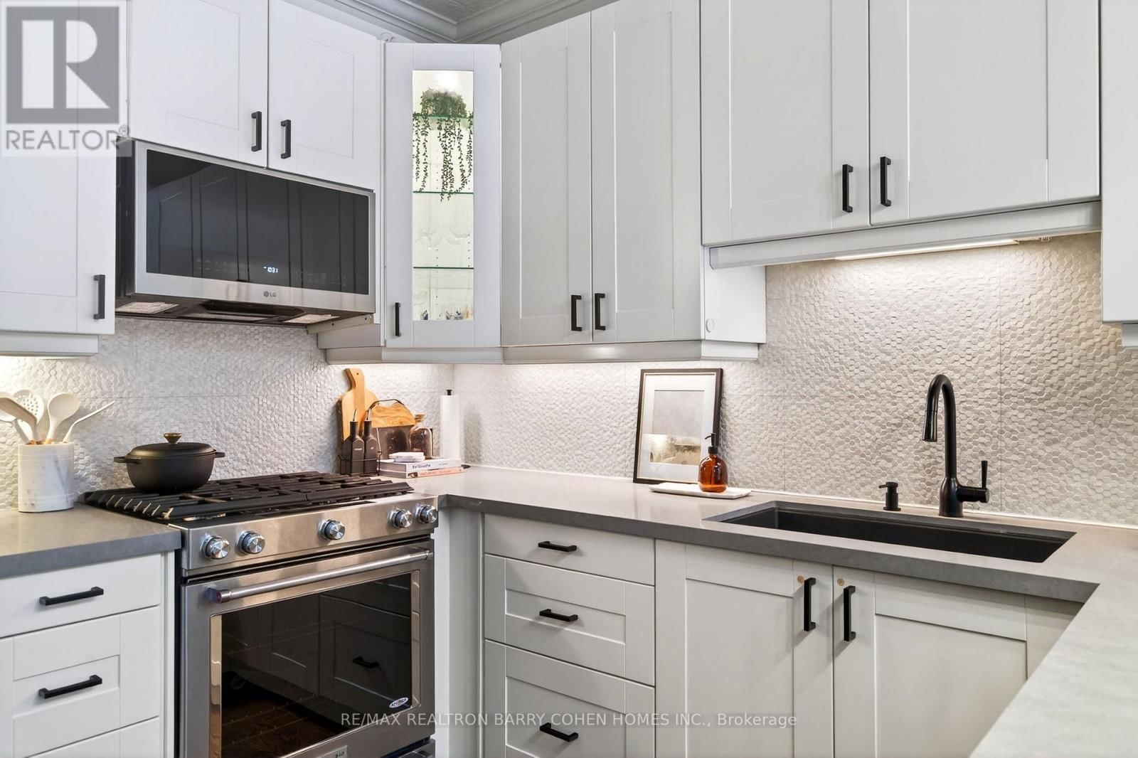 198 MACPHERSON AVENUE Image 17