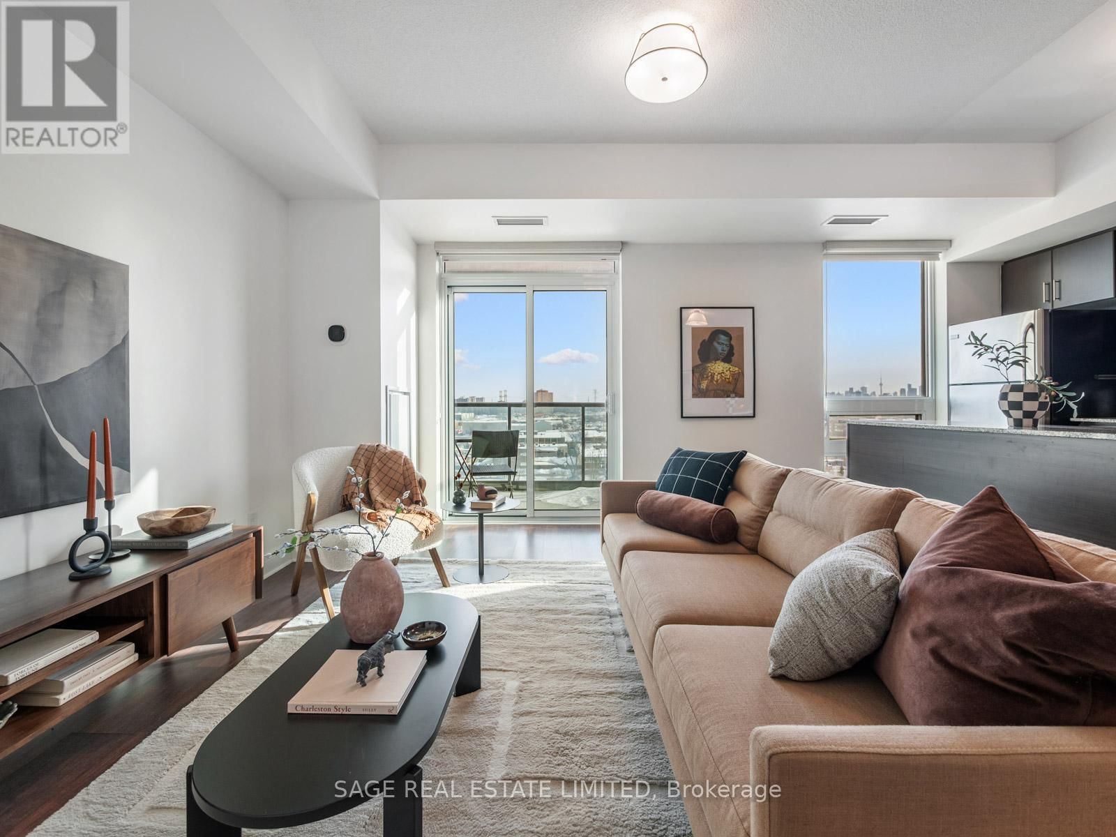 909 - 35 BRIAN PECK CRESCENT Image 1