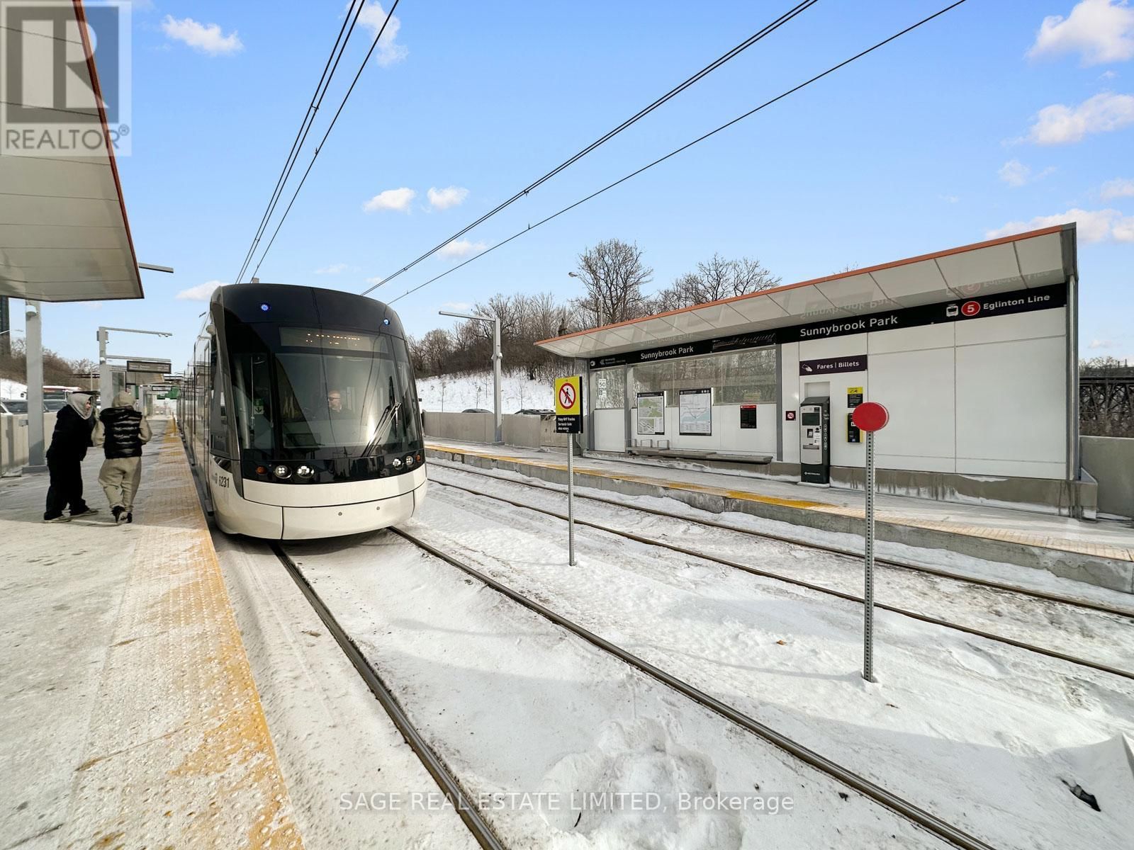 909 - 35 BRIAN PECK CRESCENT Image 3