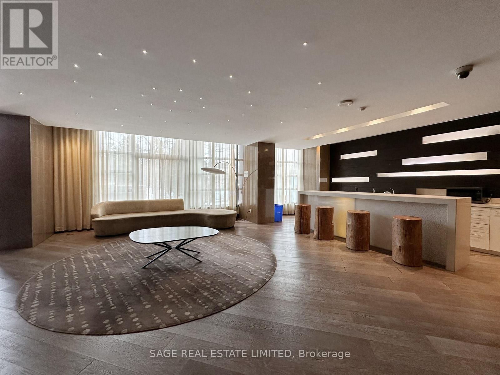 909 - 35 BRIAN PECK CRESCENT Image 32