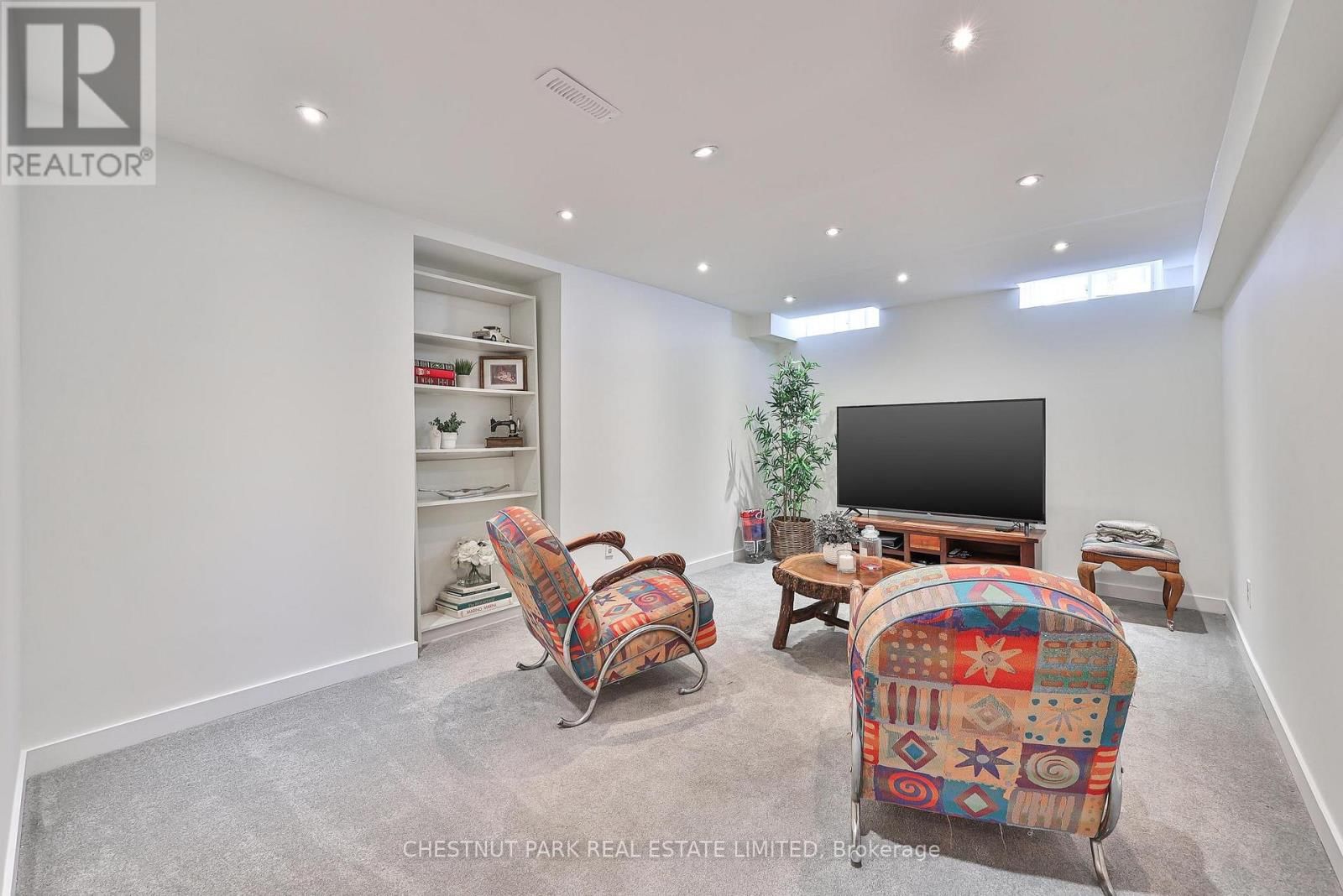 54 LOGANBERRY CRESCENT Image 19