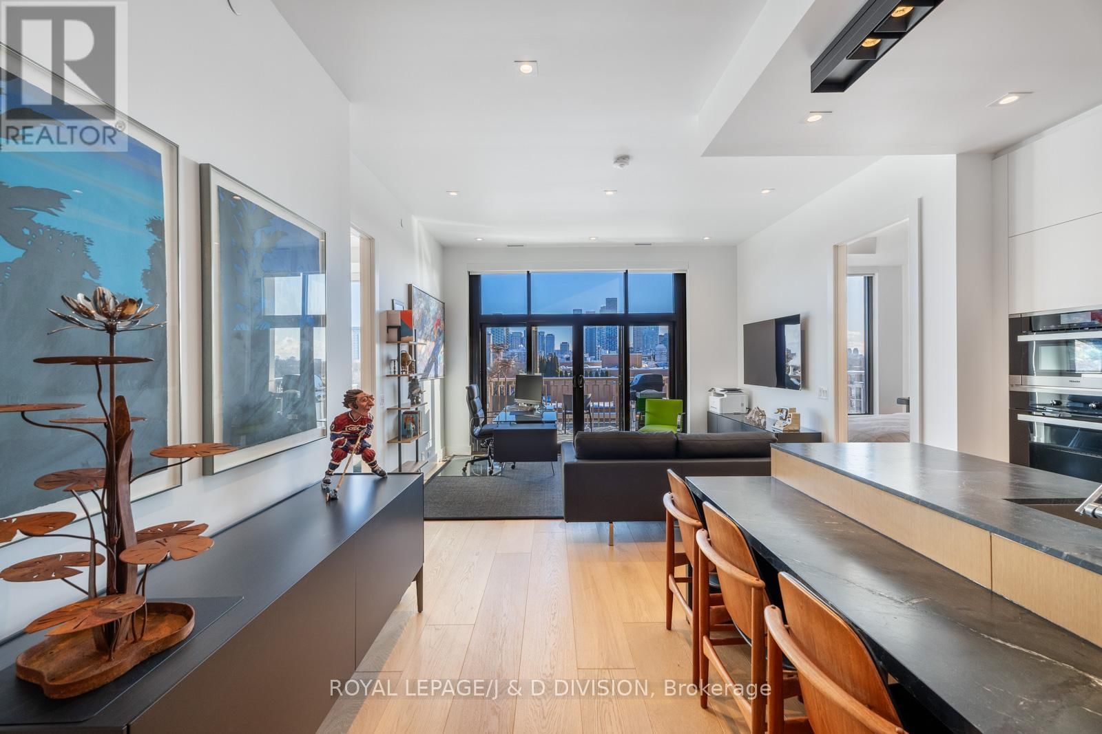 710 - 1 STRATHGOWAN AVENUE Image 1