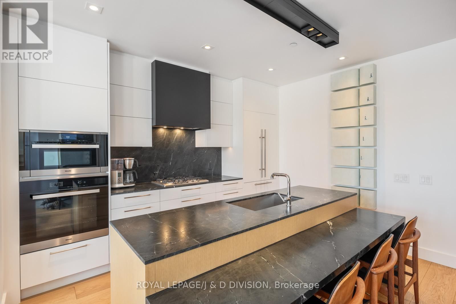 710 - 1 STRATHGOWAN AVENUE Image 11