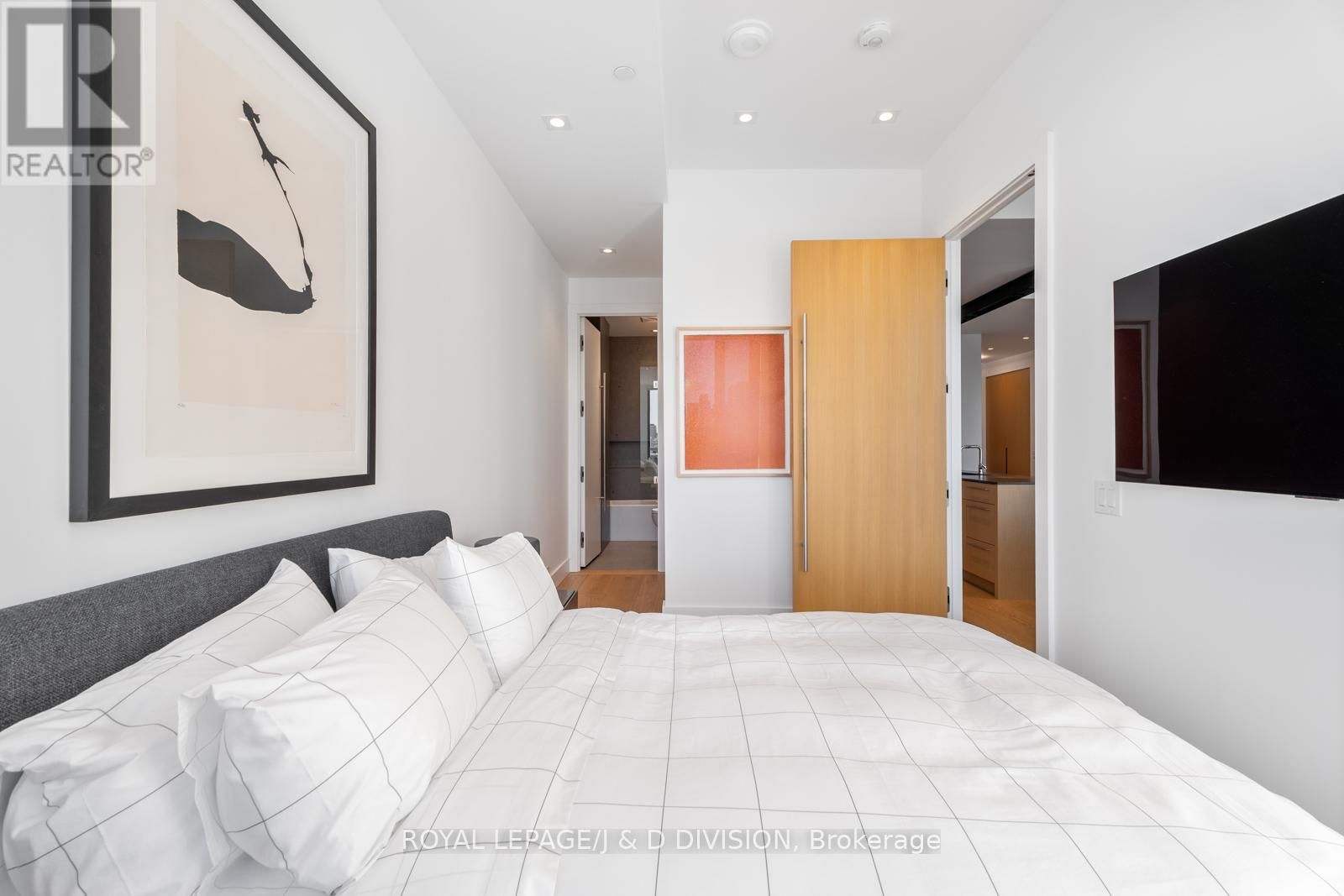 710 - 1 STRATHGOWAN AVENUE Image 19