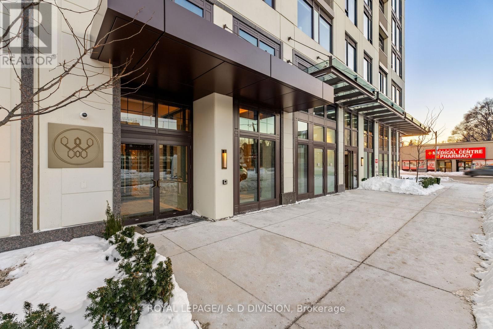 710 - 1 STRATHGOWAN AVENUE Image 24