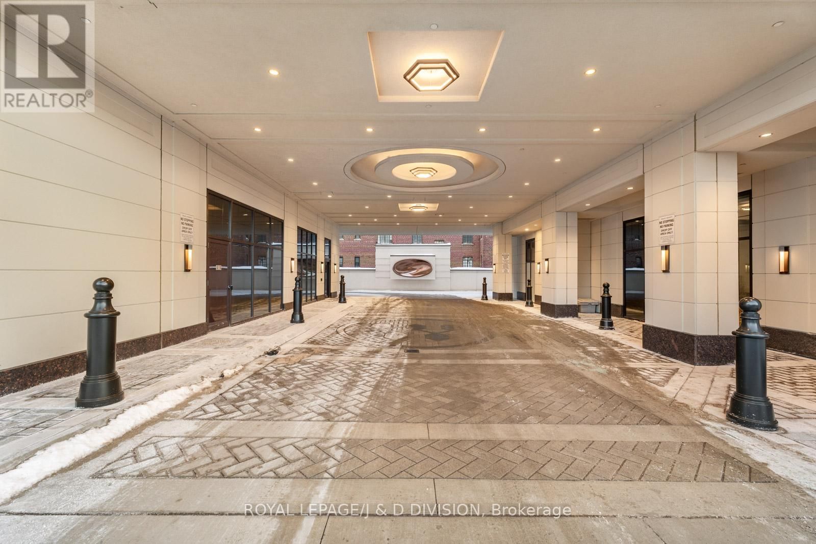 710 - 1 STRATHGOWAN AVENUE Image 25