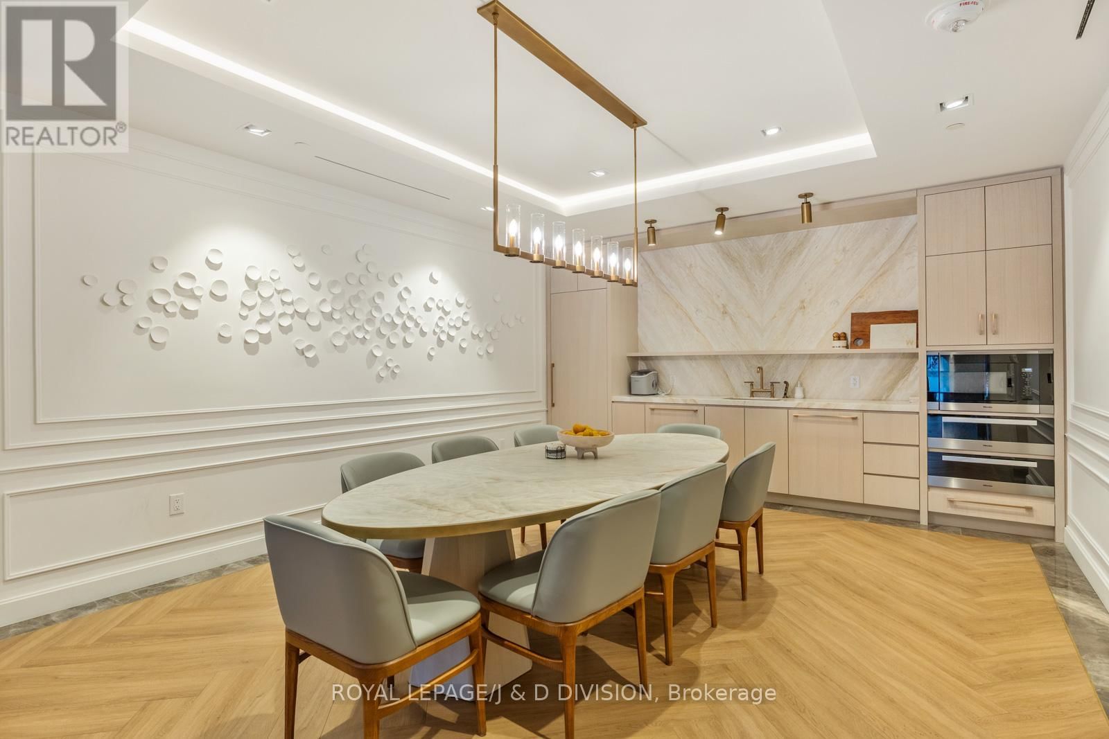 710 - 1 STRATHGOWAN AVENUE Image 30