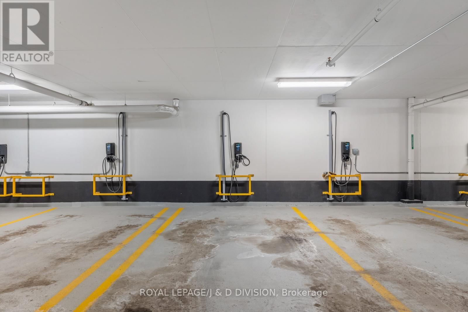 710 - 1 STRATHGOWAN AVENUE Image 34