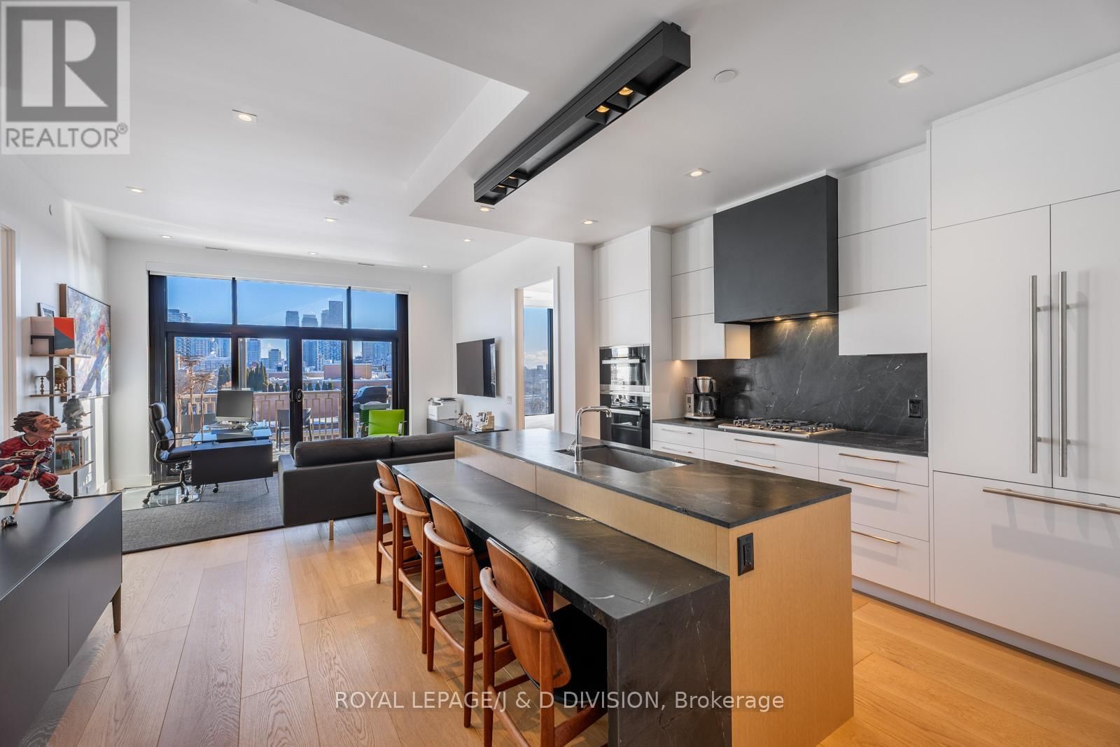 710 - 1 STRATHGOWAN AVENUE Image 4